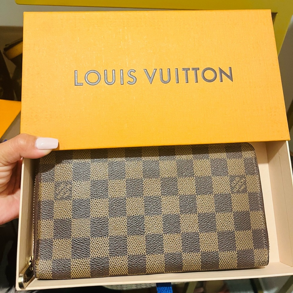 SOLD!Authentic Louis Vuitton organizer/big wallet